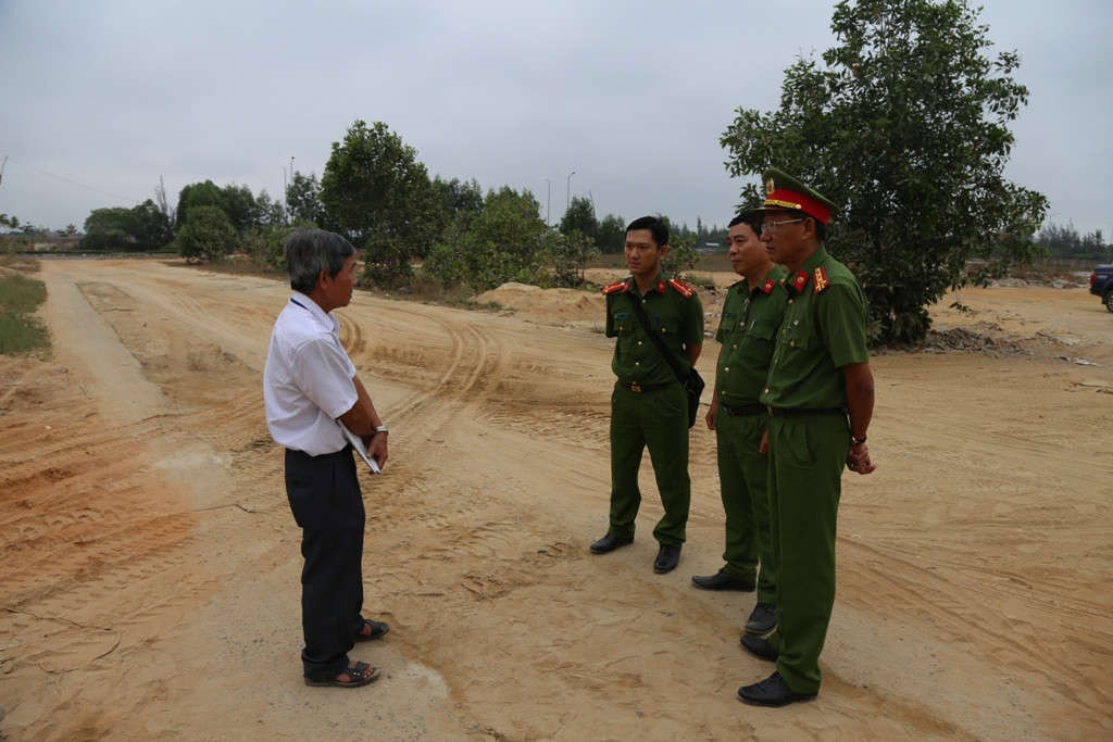 Đại tá Lê Ngọc Hai - Phó Giám đốc CA TP. Đà Nẵng kiểm tra việc di dời bãi tập kết cát ở phường Hòa Quý
