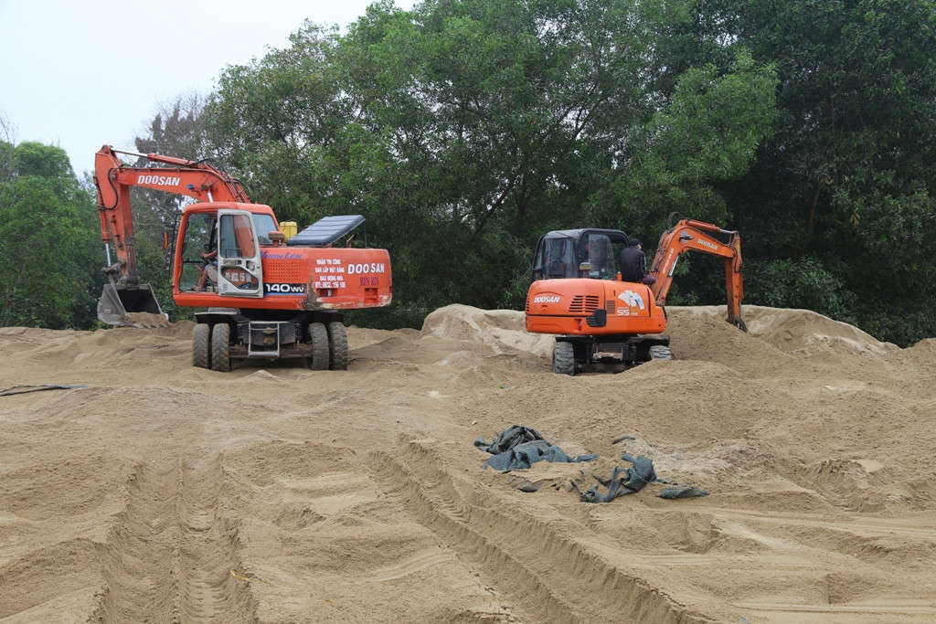 Lực lượng chức năng tiến hành cưỡng chế, san bằng bãi cát khủng của Cty CPĐT Hòa Quý vào ngày 14/3 mà Báo Điện tử TN&MT phản ánh