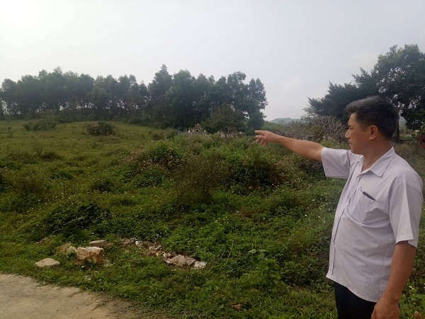 Ông Nguyễn Bá Hải – Trưởng bản Lầu 2 tỏ ra tiếc nuối khi số diện tích đất sản xuất ít ỏi của bản bị thu hồi để xây dựng khu tái định cư dự án thủy lợi bản Mồng