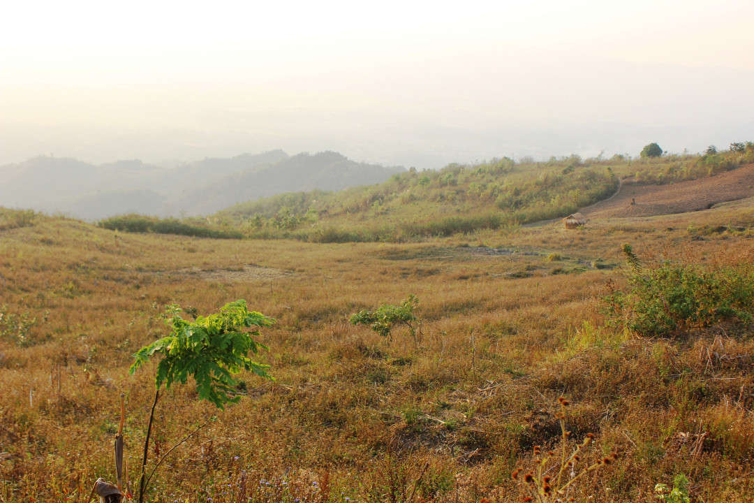 Những ngọn đồi trọc lốc rất dễ dàng bắt gặp ở Tây Bắc. Trong ảnh, dải đất cằn cỗi thuộc huyện Điện Biên