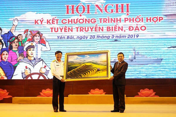 Tỉnh ủy Yên Bái tặng Bộ Tư lệnh Hải quân bức ảnh Danh thắng quốc gia bậc thang Mù Cang Chải