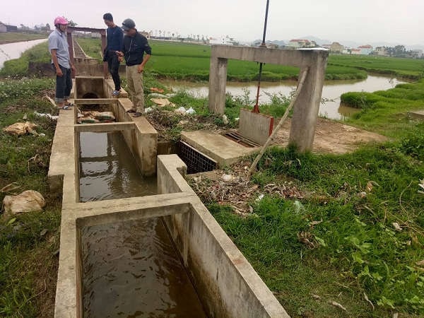 Các nhân viên nhà máy nước Long Thành, huyện Yên Thành túc trực 24/24 để “ép” nước trên kênh N6 vào cống dẫn