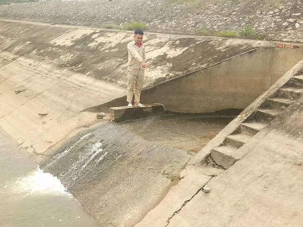 Nhiều tháng nay, lượng nước chảy từ kênh N6 vào hồ chứa của nhà máy nước Long Thành rất nhỏ, bể chứa nước thô của nhà máy luôn cạn