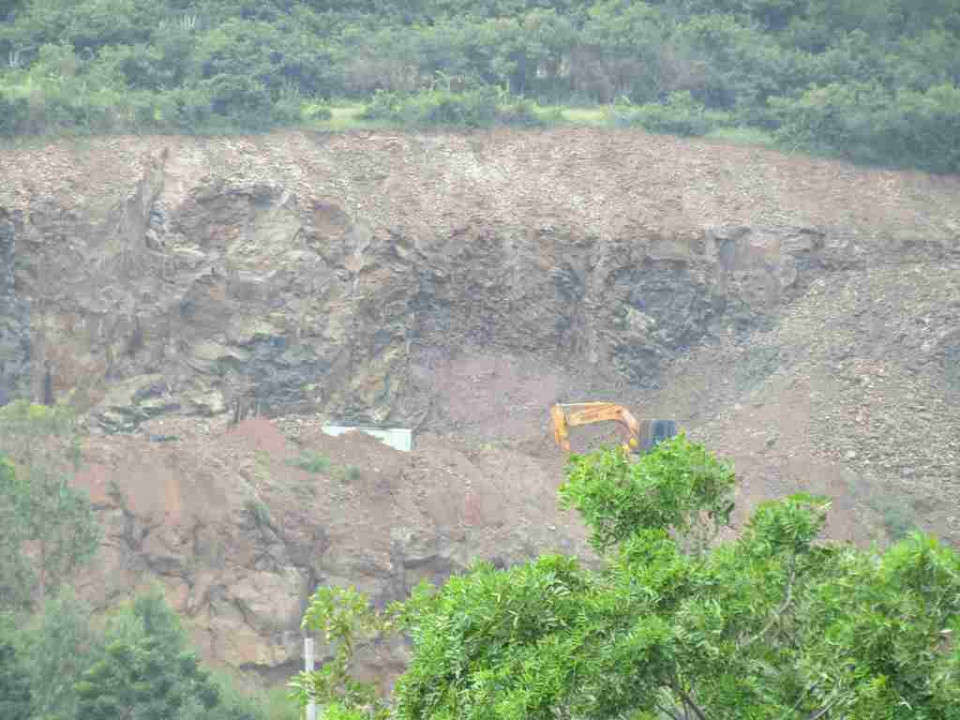 Hoạt động khai thác đất tại mỏ đá rầm rộ suốt nhiều tháng nay