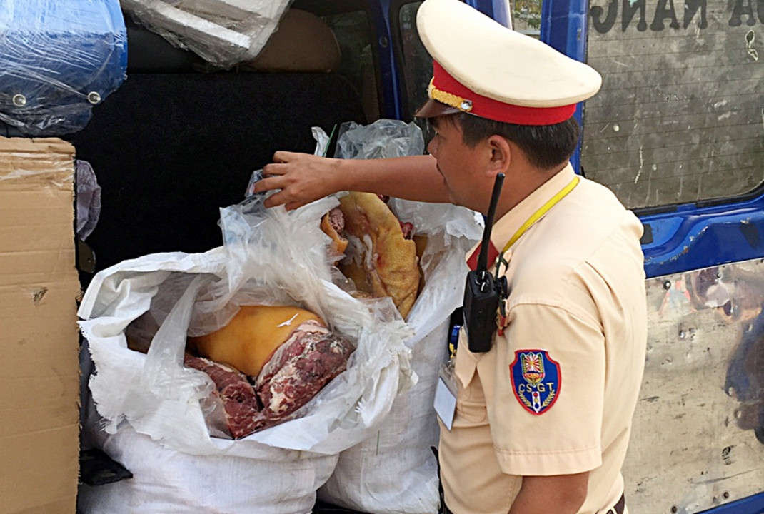 Tổ tuần tra kiểm soát giao thông của Trạm CSGT Thăng Bình (thuộc Phòng CSGT đường bộ - đường sắt Công an tỉnh Quảng Nam) phát hiện ôtô khách vận chuyển gần 200kg thịt lợn, nhưng không xuất trình được giấy tờ chứng minh nguồn gốc số thịt lợn trên