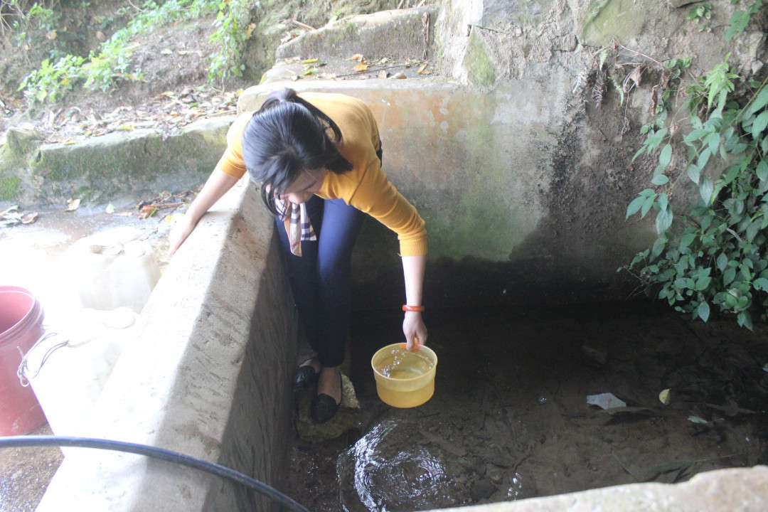 Cô giáo Nguyễn Thị Thương, Trường Mầm non Sính Phình đi lấy nước tại mó