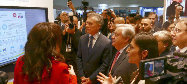 Tổng thư ký LHQ António Guterres và Tổng thống nước Cộng hòa Argentina Mauricio Macri  đến thăm gian hàng của Argentina trong khu vực triển lãm của Hội nghị cấp cao của LHQ về hợp tác Nam-Nam