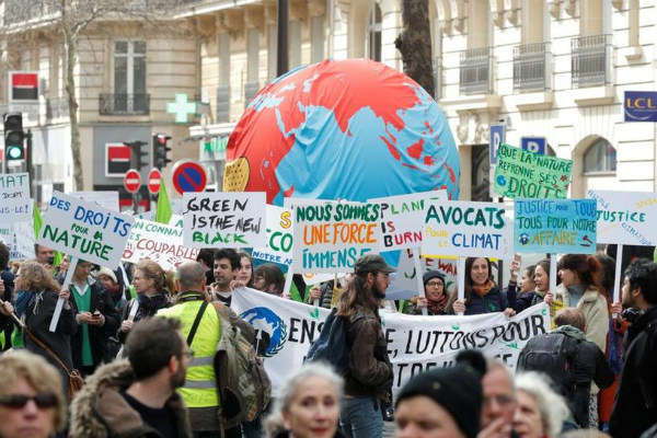 Mọi người tham gia một cuộc biểu tình yêu cầu các biện pháp khẩn cấp để chống biến đổi khí hậu tại Paris, Pháp vào ngày 16/3/2019. Ảnh: Charles Platiau