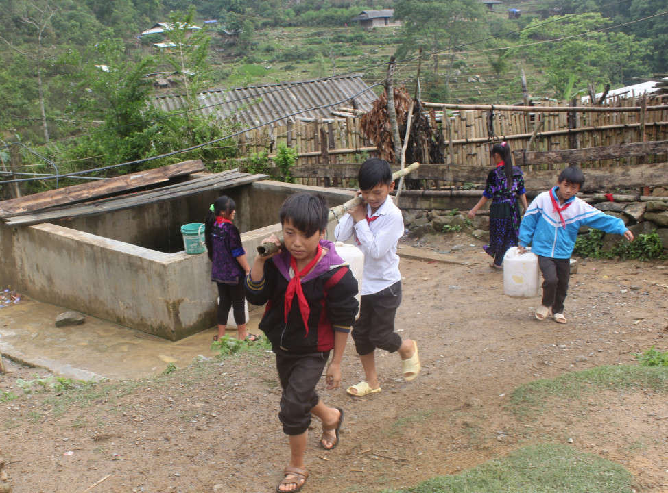 Các xã vùng cao huyện Tủa Chùa thường xuyên thiếu nước vào mùa khô. Trong ảnh: Học sinh trường PTDTBT THCS Trung Thu đi gánh nước sau giờ học.