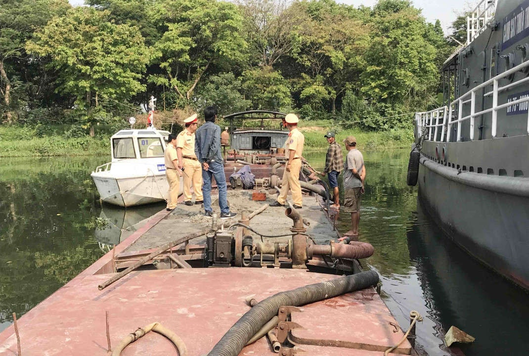 Thuyền chở cát bị lực lượng chức năng bắt giữ