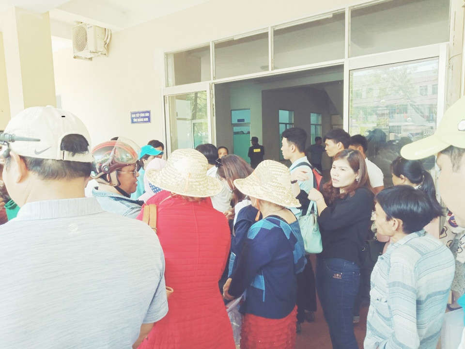 Nhiều khách hàng đến trụ sở tiếp dân kiến nghị với lãnh đạo tỉnh Quảng Nam