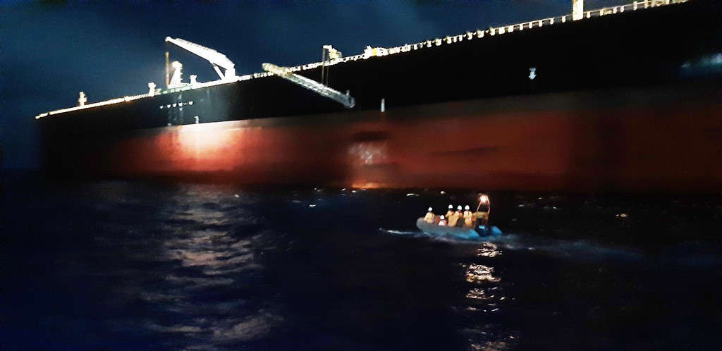 Lực lượng cứu nạn tiếp cận tàu Maran Taurus trong đêm