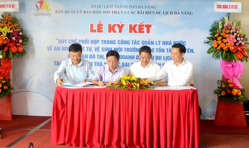 Quang cảnh lễ ký kết quy chế phối hợp bảo vệ Sơn Trà và các bãi biển Đà Nẵng