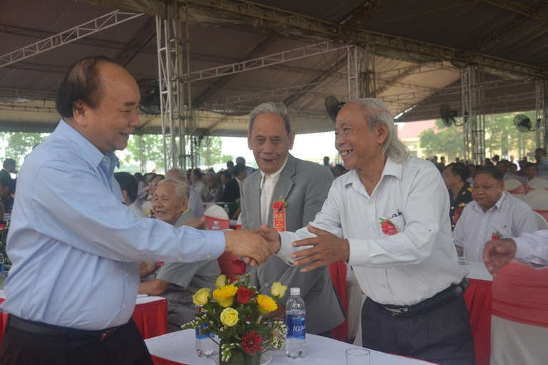 Trước đó, sáng cùng ngày, Thủ tướng Nguyễn Xuân Phúc đã tới dự lễ công bố đạt chuẩn nông thôn mới năm 2018 tại xã Quế Phú, huyện Quế Sơn