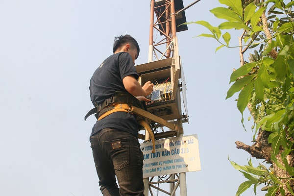 Cán bộ Đài KTTV khu vực Tây Bắc kiểm tra thiết bị tại Trạm đo mưa cầu 308