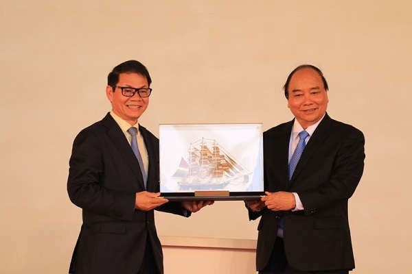 Thủ tướng Nguyễn Xuân Phúc tặng quà cho Công ty CP ô tô Trường Hải