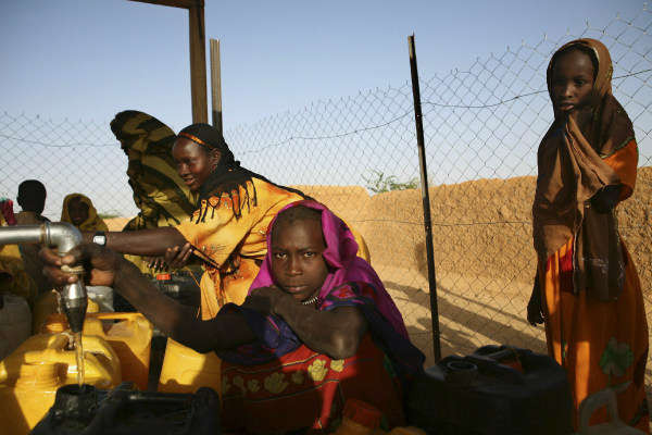 Các bé gái tị nạn ở Darfur tụ tập gần một điểm cấp nước trong trại Kounoungou ở Chad. Ảnh: UNHCR / Hélène Caux