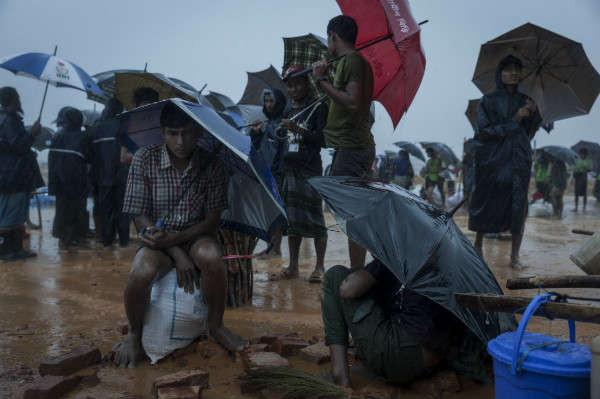 Những cơn mưa gió mùa lớn đã buộc hàng ngàn người tị nạn Rohingya phải di chuyển đến nơi trú ẩn trong trại Kutupalong ở Bangladesh. Ảnh: UNHCR / Patrick Brown
