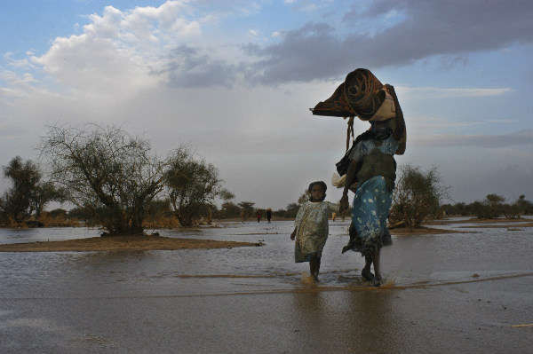 Những người tị nạn Sudan từ vùng Darfur tìm kiếm một nơi trú ẩn mới ở miền Đông Chad sau những trận mưa lớn vào năm 2004. Ảnh: UNHCR / Hélène Caux