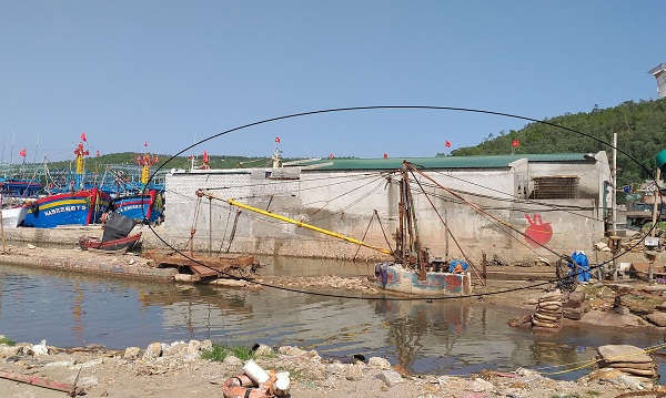 Nhà máy nước đá của ông Trần Huy Hoàng xây dựng trái phép tại cảng Lạch Quèn đến nay vẫn chưa bị tháo dỡ