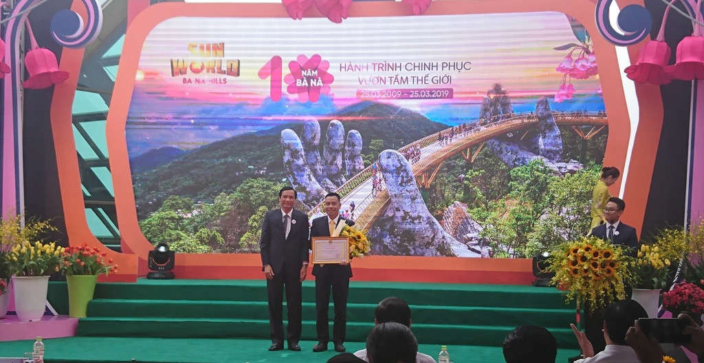 Ông Trần Văn Miên - Phó Chủ tịch UBND TP. Đà Nẵng trao Bằng khen của Chủ tịch UBND Thành phố cho Công ty Cổ phần Dịch vụ Cáp treo Bà Nà