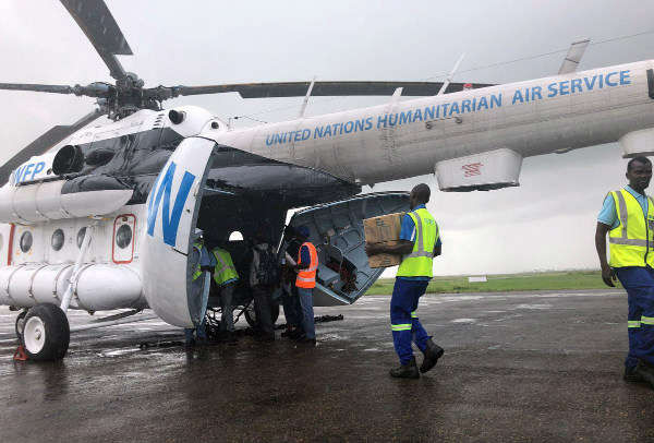 Các nhân viên cứu trợ của Chương trình Lương thực Thế giới (WFP) chuyển đồ tiếp tế lên trực thăng sau cơn bão Idai, ở Beira, Mozambique vào ngày 23/3/2019. Ảnh: Emma Rumney