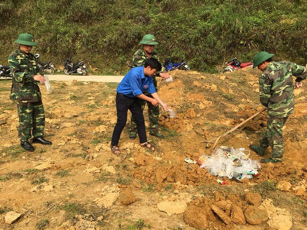 Đoàn viên thanh niên Đồn biên phòng Si Ma Cai tham gia dọn vệ sinh thu gom, chôn lấp vỏ chai thuốc bảo vệ thực vật tại xã biên giới Si Ma Cai.