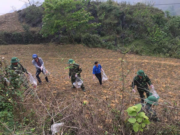Đoàn viên thanh niên Đồn biên phòng Si Ma Cai tham gia dọn vệ sinh  thu gom, chôn lấp vỏ chai thuốc bảo vệ thực vật tại xã biên giới Si Ma Cai.