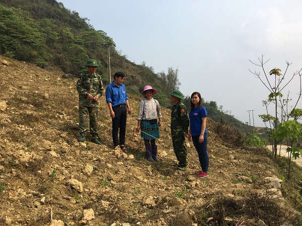 Đoàn viên thanh niên Đồn biên phòng Si Ma Cai tuyên truyền cho người dân sử dụng thuốc bảo vệ thực vật đúng cách