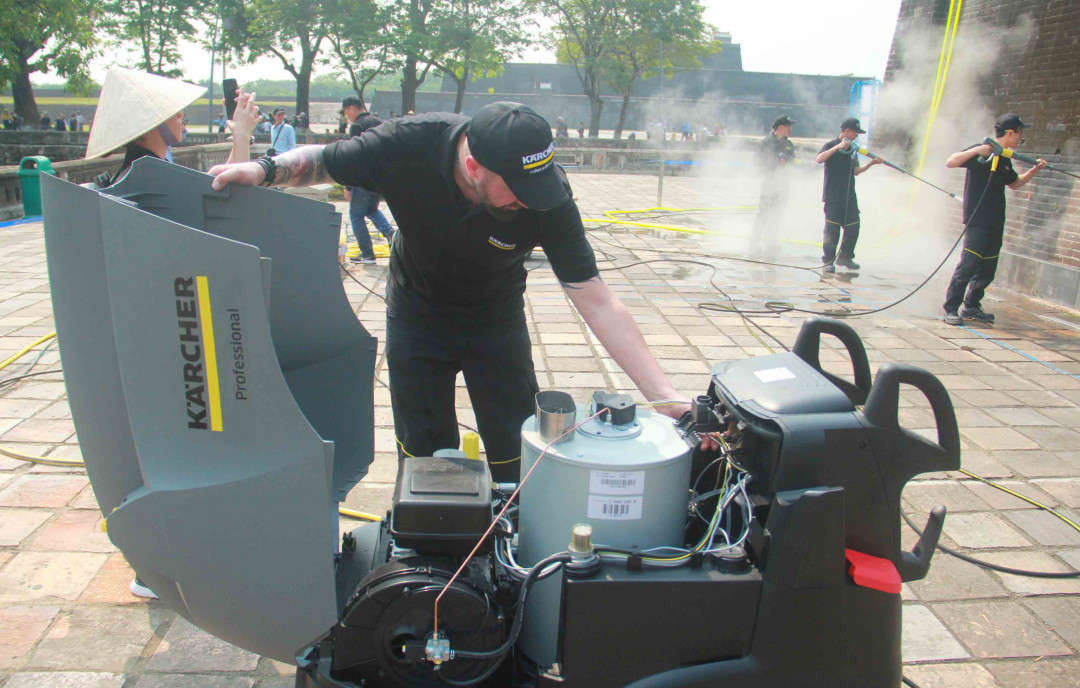 Để làm sạch cổng Ngọ Môn, Karcher sử dụng các máy phun rửa áp lực cao nhằm loại bỏ các hiện tượng ô nhiễm sinh học bám lâu năm trên các bức tường