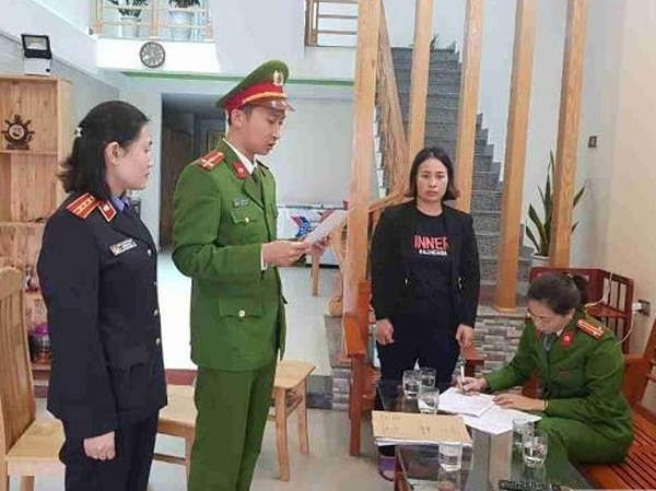 Cơ quan Công an đọc lệnh khởi tố và khám nhà Trương Thị Linh