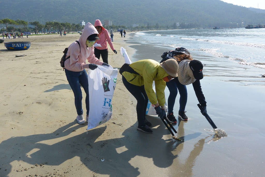 Các bạn thanh niên Đà Nẵng ra quân dọn dẹp bãi biển