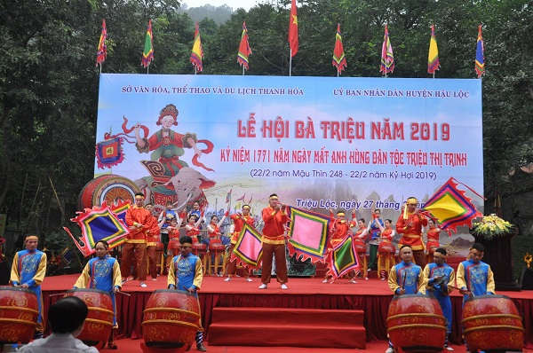 Nhiều chương trình ca nhạc truyền thống diễn ra trong ngày khai hội.
