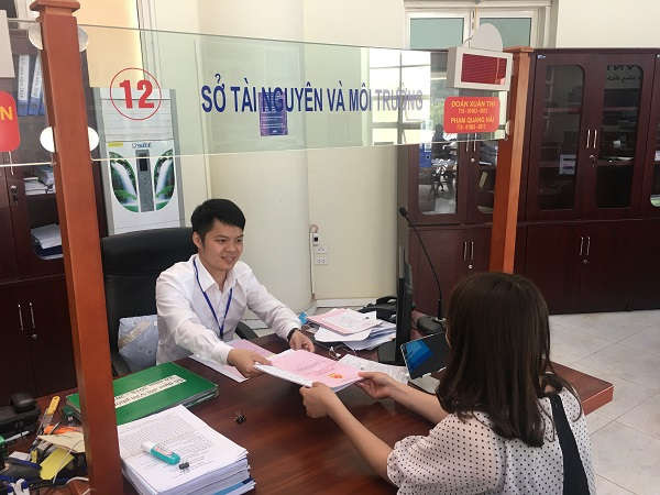 Người dân đến giải quyết thủ tục hành chính tại Trung tâm hành chính công tỉnh Sơn La