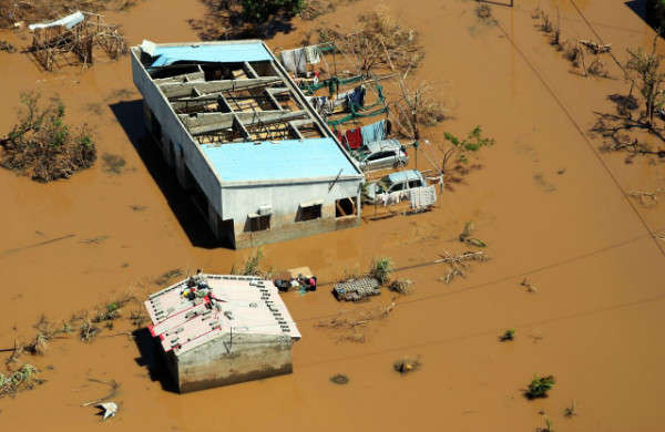 Hình ảnh các tòa nhà bị phá hủy khi nước lũ bắt đầu rút sau bão Idai ở Beira, Mozambique vào ngày 24/3/2019. Ảnh: Mike Hutchings