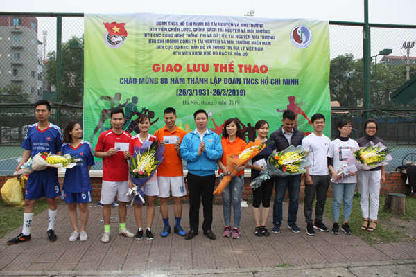 Ông Nguyễn Quang Huy, Bí thư Đoàn TN Bộ TN&MT trao tặng hoa và phần thưởng cho các đội bóng.
