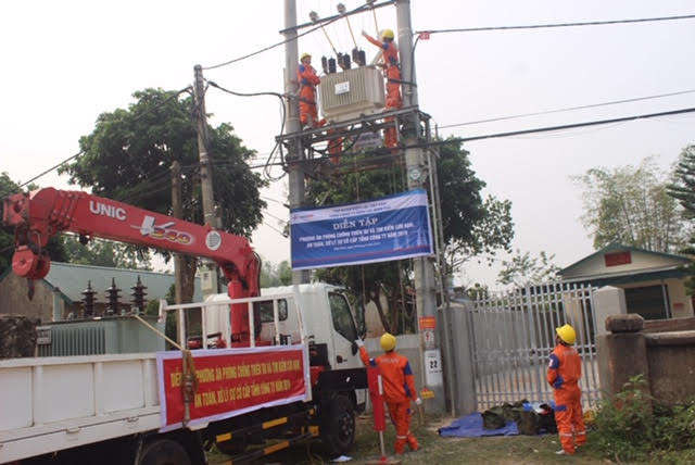 Cán bộ, công nhân điện lực diễn tập tại khu vực Xí nghiệp Gạch, phường Him Lam, TP. Điện Biên Phủ.