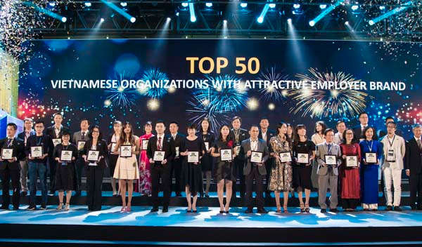Công ty CP Tập đoàn Xây dựng Hòa Bình nhận giải thưởng Top 50 Doanh nghiệp Việt có Thương hiệu tuyển dụng hấp dẫn.