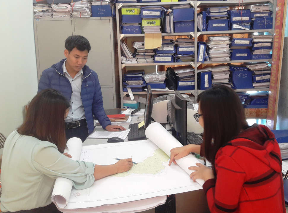1. Cán bộ phòng TN&MT huyện Mường Nhé kiểm tra hồ sơ quy hoạch đất đai trên địa bàn huyện.