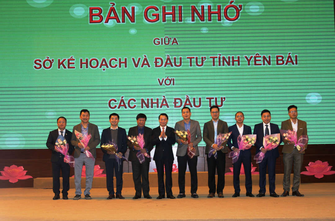 Chủ tịch tỉnh Yên Bái tặng hoa cho các doanh nghiệp tìm hiểu cơ hội đầu tư tại tỉnh