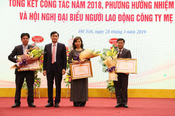 Thứ trưởng Trần Quý Kiên trao Bằng khen của Thủ tướng Chính phủ cho các cá nhân thuộc Tổng công ty TN&MT Việt Nam đã có thành tích trong công tác từ năm 2013 - 2017, góp phần vào sự nghiệp xây dựng chủ nghĩa xã hội và bảo vệ Tổ quốc