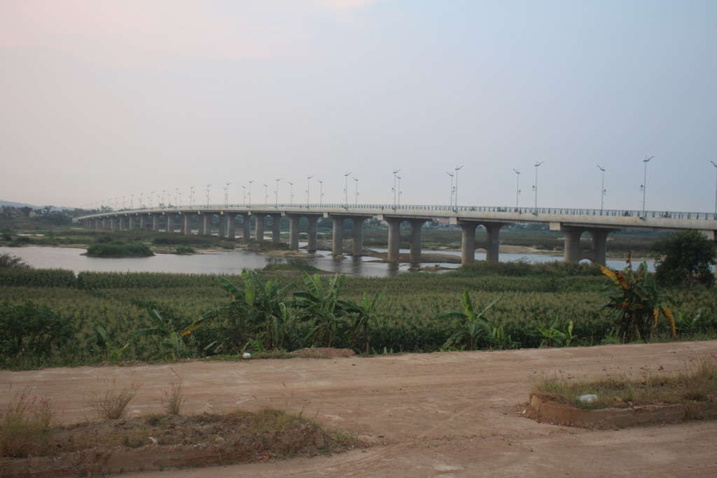 Mặt dù, đã hoàn thành hơn nửa năm qua, thế nhưng cầu Thạch Bích, bắt qua sông Trà Khúc, TP. Quảng Ngãi vẫn chưa thể đưa vào sử dụng