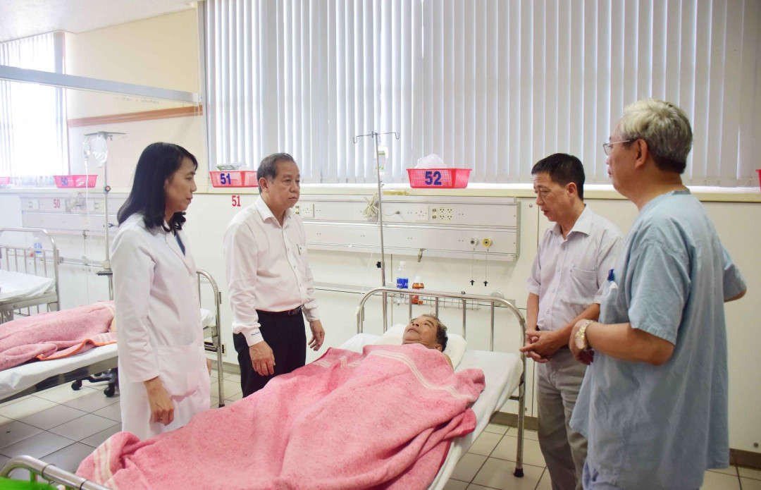 Ông Phan Ngọc Thọ- Chủ tịch UBND tỉnh Thừa Thiên Huế đến bệnh viện thăm ông Niệm
