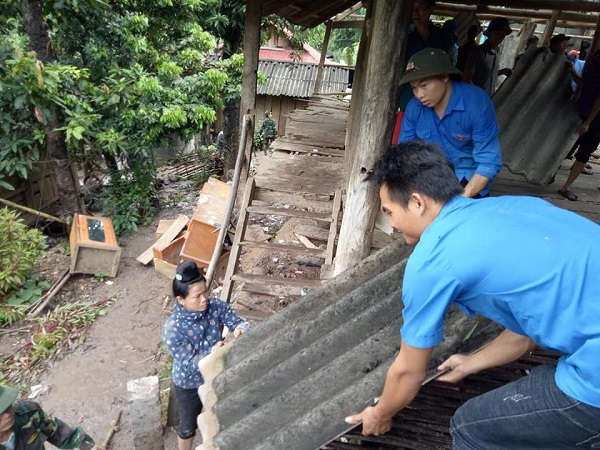 Đoàn viên huyện Mường La giúp các hộ dân vùng thiên tai dọn dẹp nhà cửa