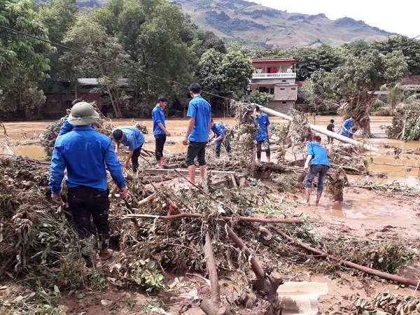 Đoàn viên huyện Mường La giúp các hộ dân vùng thiên tai dọn dẹp nhà cửa