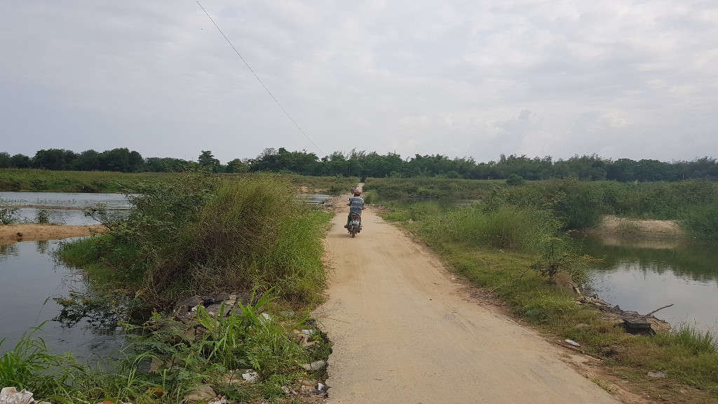 Thôn Ân Phú nằm giữa sông Trà Khúc, nơi đây được ví như một “ốc đảo”, chỉ có duy nhất một đường vào thôn và luôn bị ngập nước suốt nhiều tháng trong năm