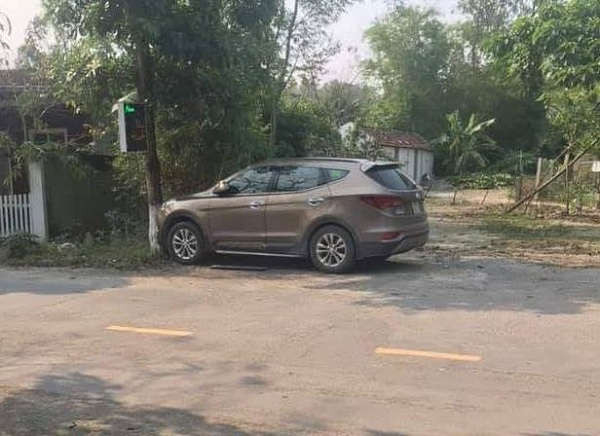 Chiếc xe ô tô của nạn nhân Đồng đâm vào gốc cây ven đường