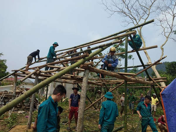 Bộ đội và chính quyền huyện Quỳ Châu giúp đỡ người dân có nhà bị sập dựng nhà ở tạm