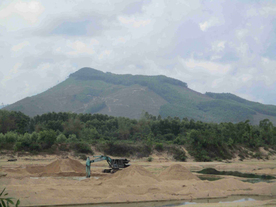 Khu vực khai thác cát trên sông Hà Thanh qua địa phận xã Canh Vinh, huyện Vân Canh