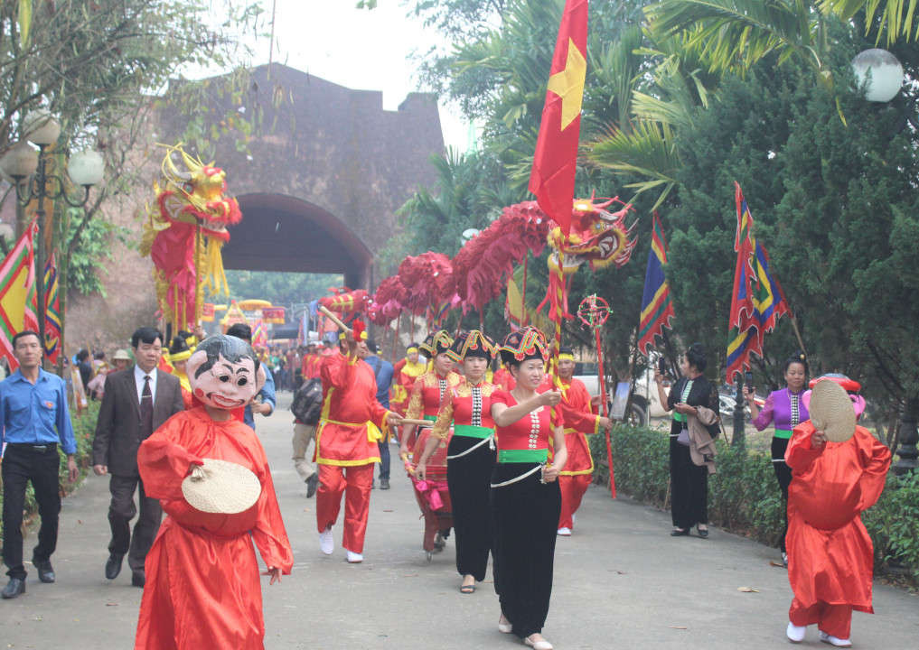Lễ hội Thành Bản Phủ (hay Lễ hội đền Hoàng Công Chất) được tổ chức hàng năm vào ngày 24-25/2 âm lịch.